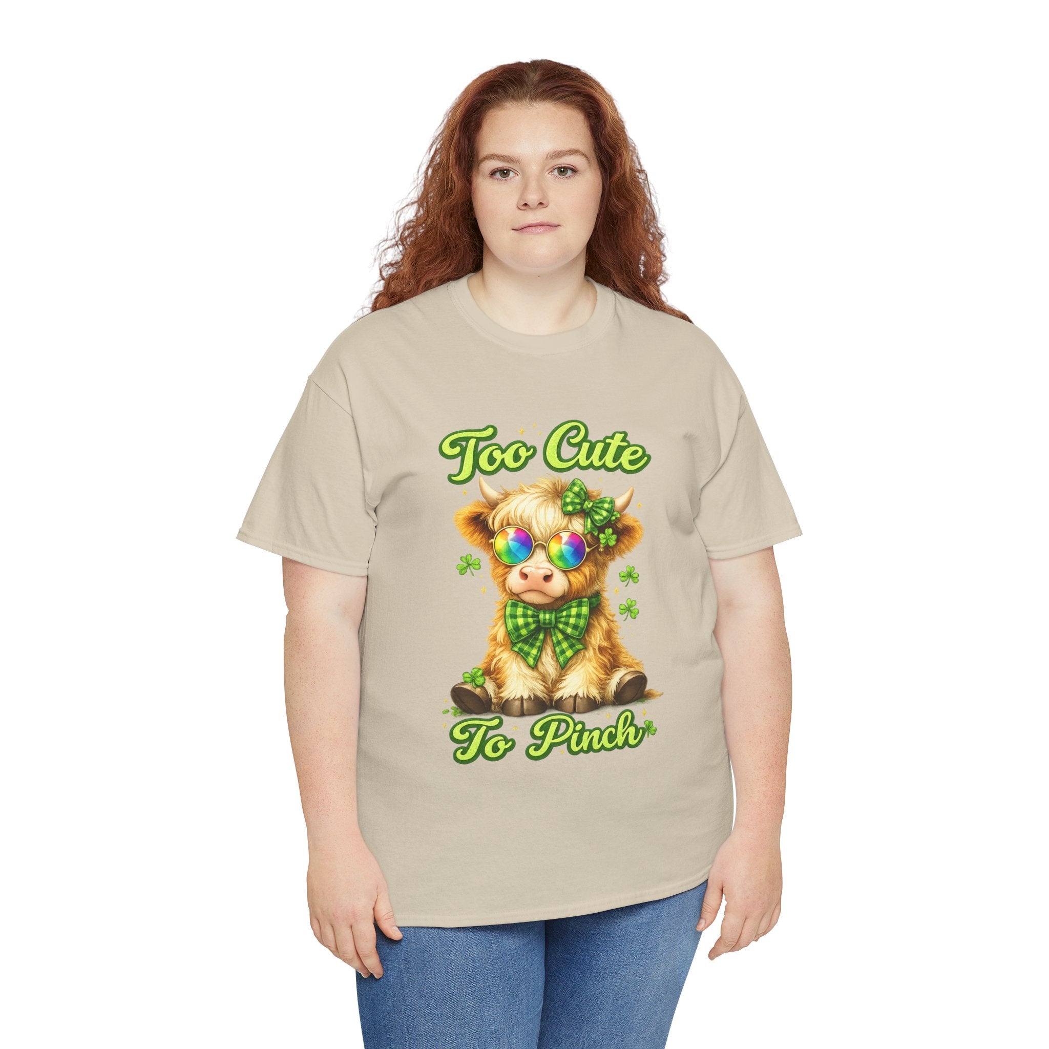 St Patrick’s Day Highland Cow Shirt – Too Cute to Pinch – Funny Cute Shamrock Graphic Tee