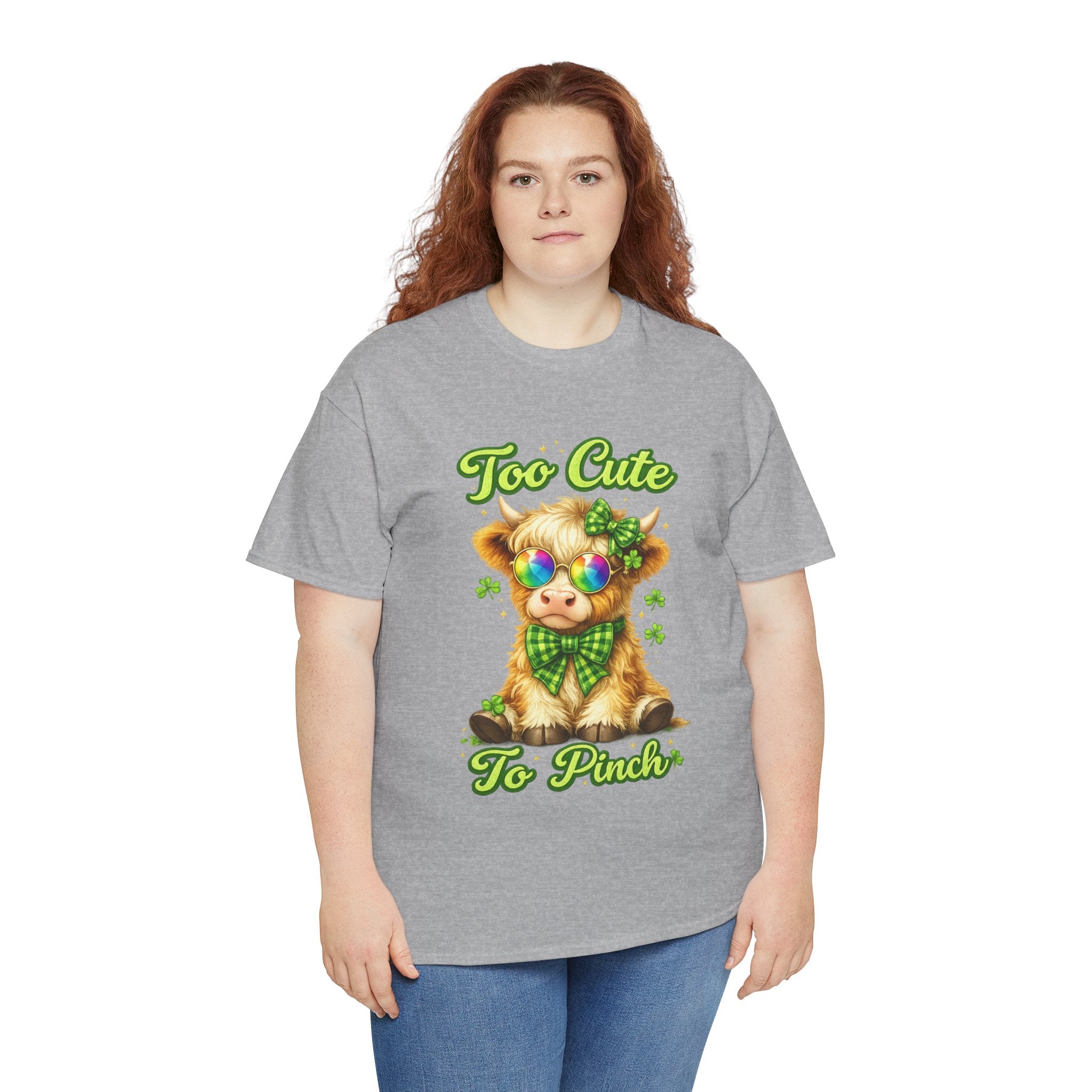 St Patrick’s Day Highland Cow Shirt – Too Cute to Pinch – Funny Cute Shamrock Graphic Tee